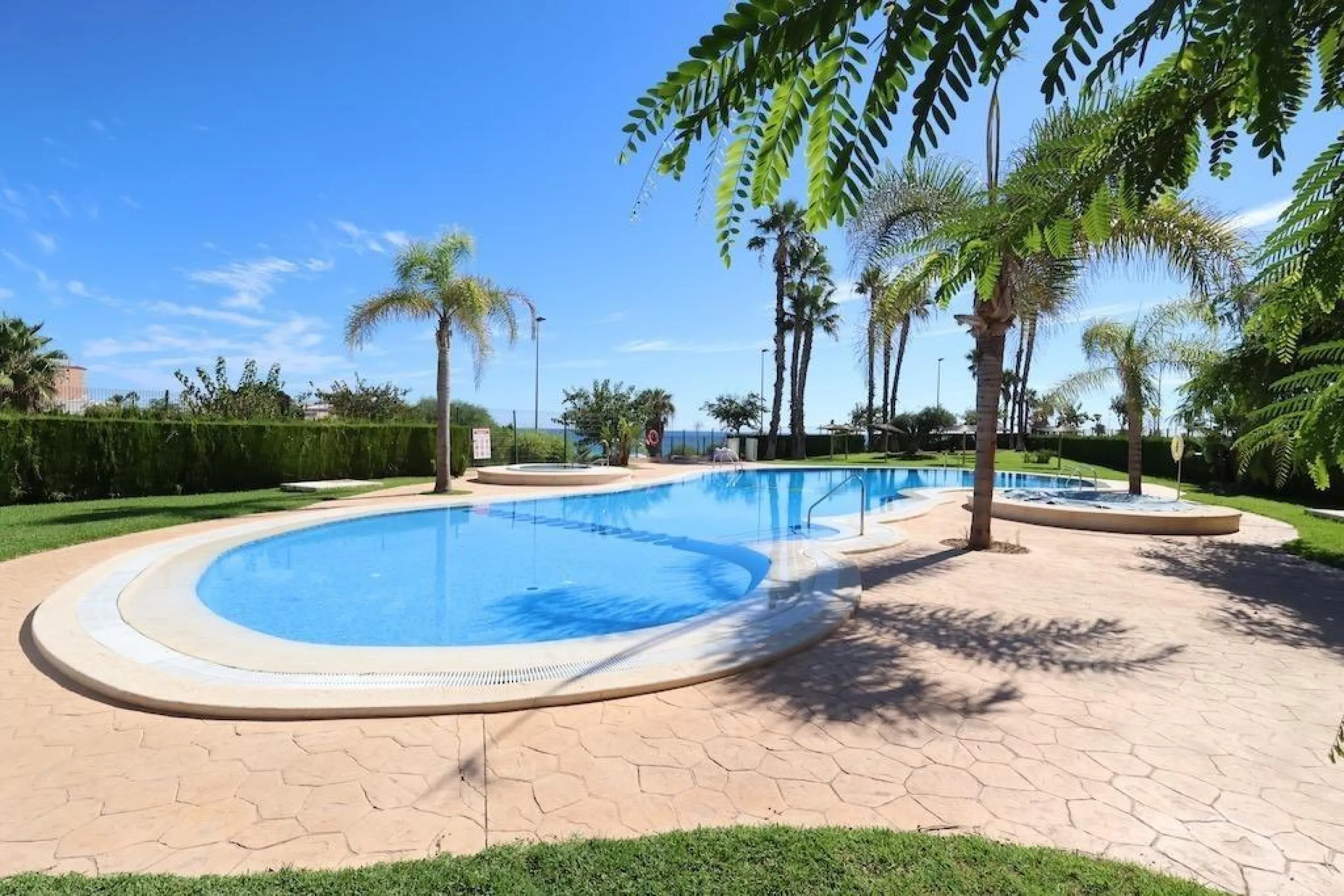 ÁTICO DUPLEX CON VISTAS AL MAR Y SOLARIUM PRIVADO EN LAS PALMERAS. 3 DORM. 3 BAÑOS. 120 M2.