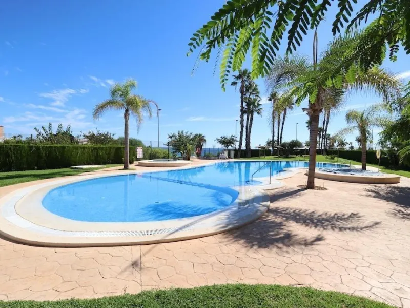 ÁTICO DUPLEX CON VISTAS AL MAR Y SOLARIUM PRIVADO EN LAS PALMERAS. 3 DORM. 3 BAÑOS. 120 M2.