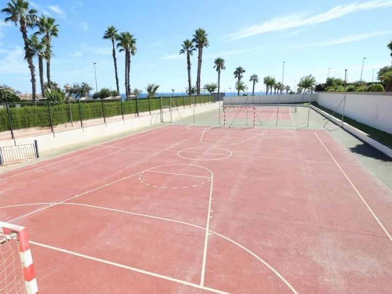 ÁTICO DUPLEX CON VISTAS AL MAR Y SOLARIUM PRIVADO EN LAS PALMERAS. 3 DORM. 3 BAÑOS. 120 M2.