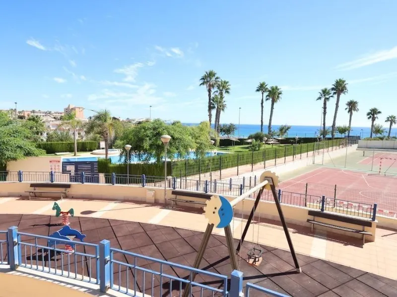 ÁTICO DUPLEX CON VISTAS AL MAR Y SOLARIUM PRIVADO EN LAS PALMERAS. 3 DORM. 3 BAÑOS. 120 M2.