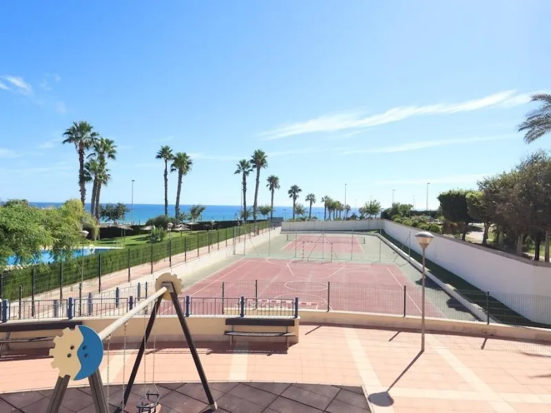 ÁTICO DUPLEX CON VISTAS AL MAR Y SOLARIUM PRIVADO EN LAS PALMERAS. 3 DORM. 3 BAÑOS. 120 M2.