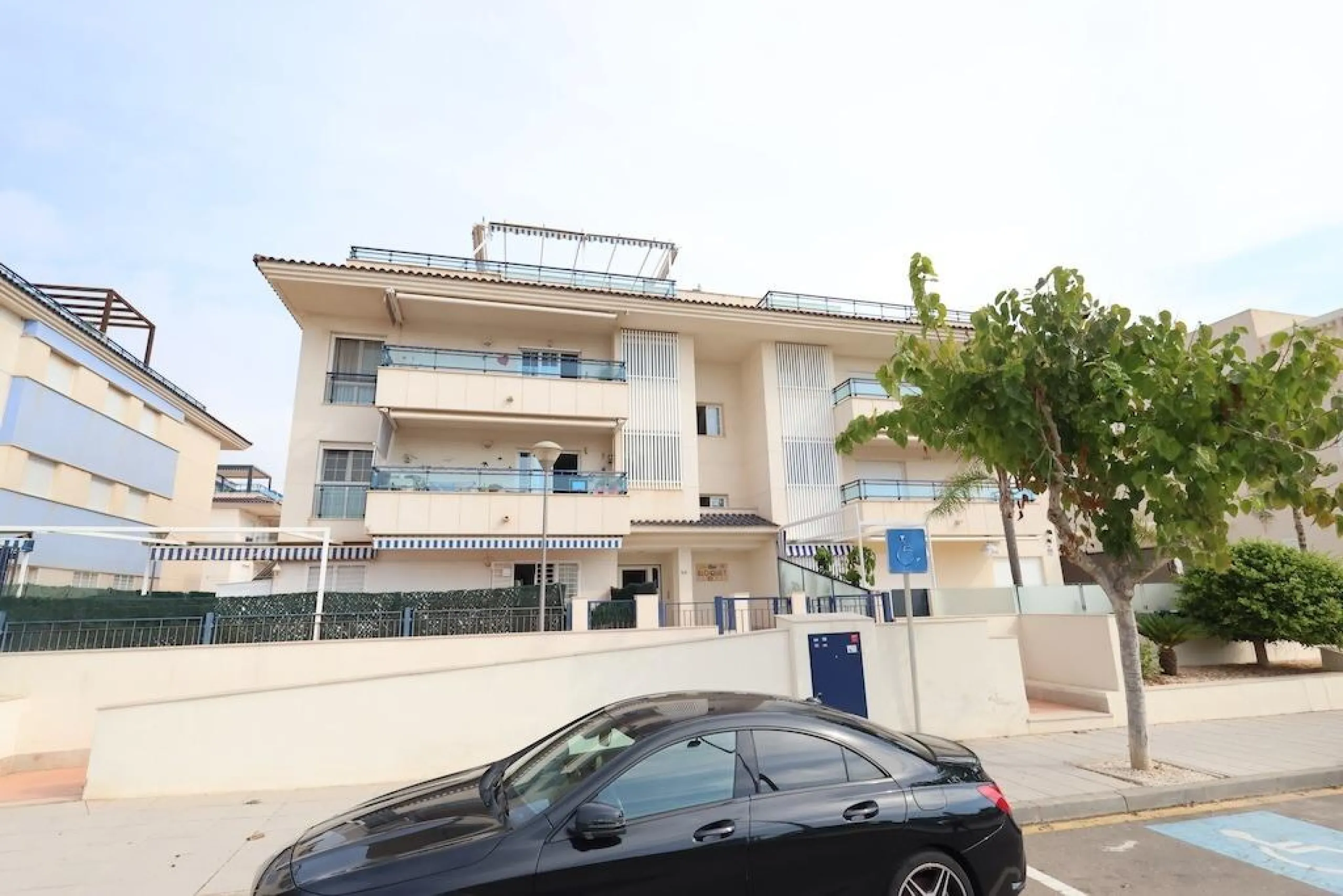 ÁTICO DUPLEX CON VISTAS AL MAR Y SOLARIUM PRIVADO EN LAS PALMERAS. 3 DORM. 3 BAÑOS. 120 M2.