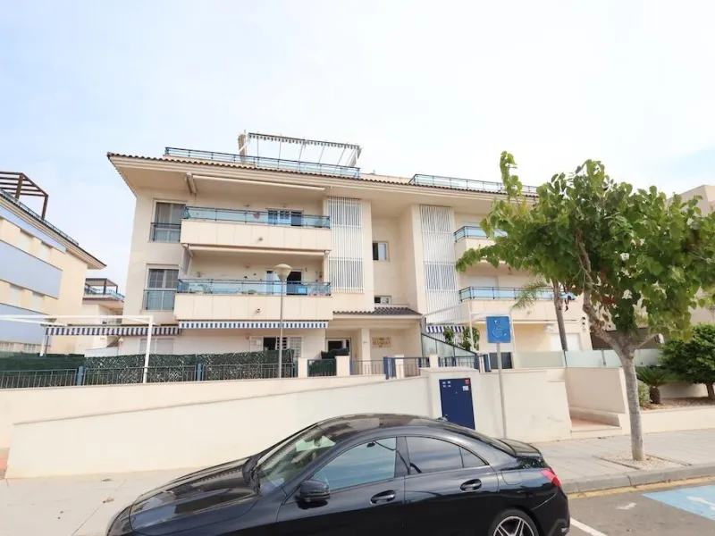 ÁTICO DUPLEX CON VISTAS AL MAR Y SOLARIUM PRIVADO EN LAS PALMERAS. 3 DORM. 3 BAÑOS. 120 M2.