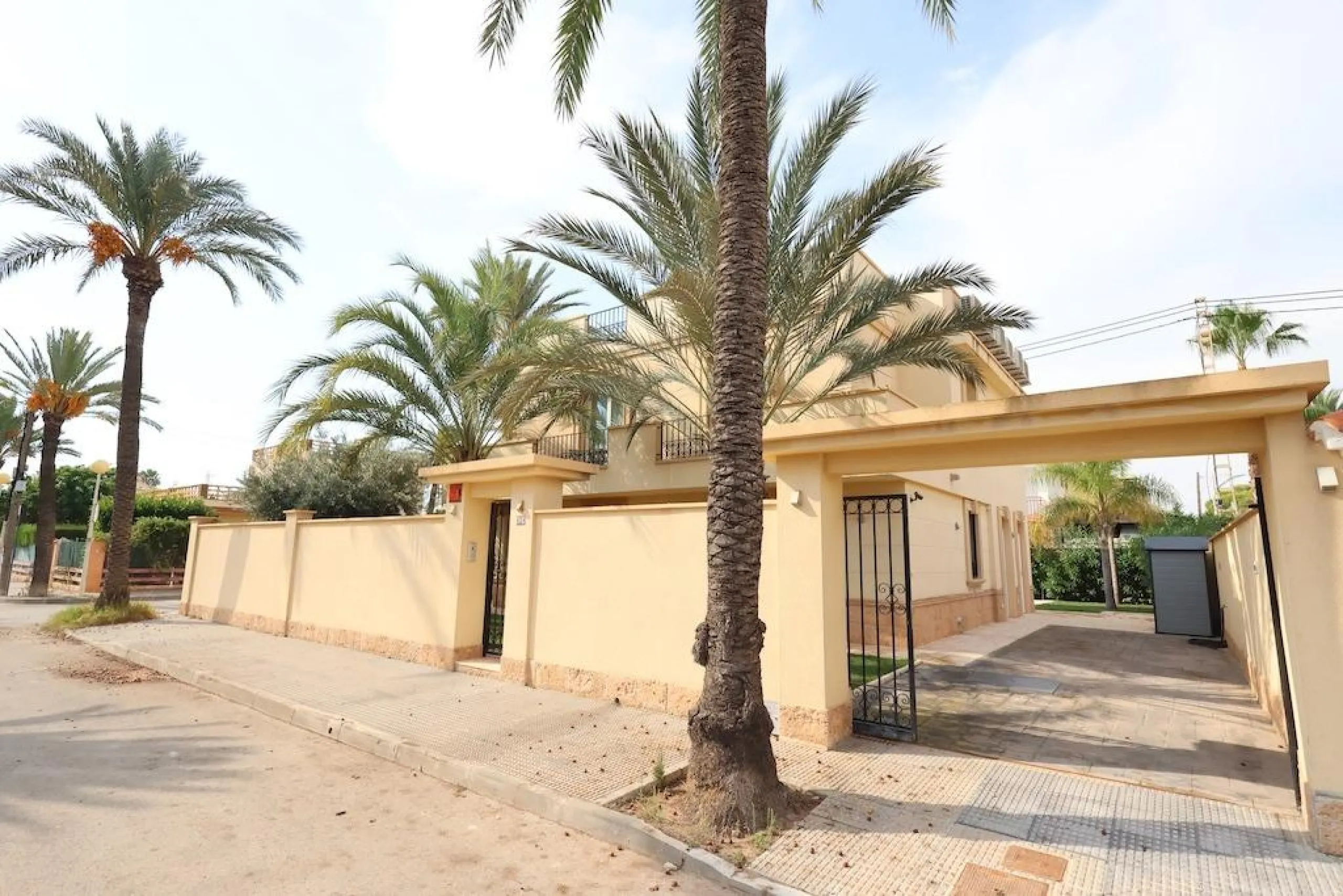 Cabo Roig Detached villa on a 415 m² corner plot with two streets