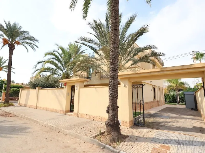 Cabo Roig Detached villa on a 415 m² corner plot with two streets