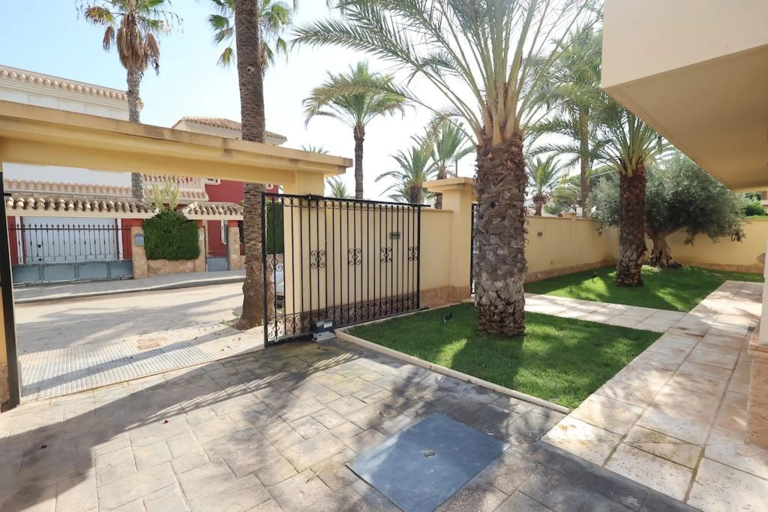 Cabo Roig Detached villa on a 415 m² corner plot with two streets