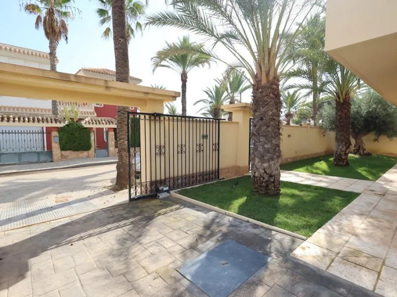 Cabo Roig Detached villa on a 415 m² corner plot with two streets
