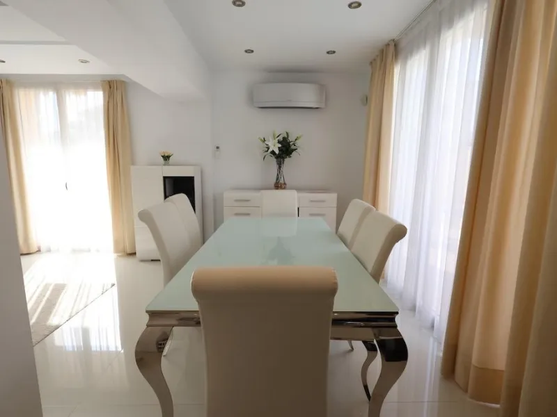 Cabo Roig Detached villa on a 415 m² corner plot with two streets