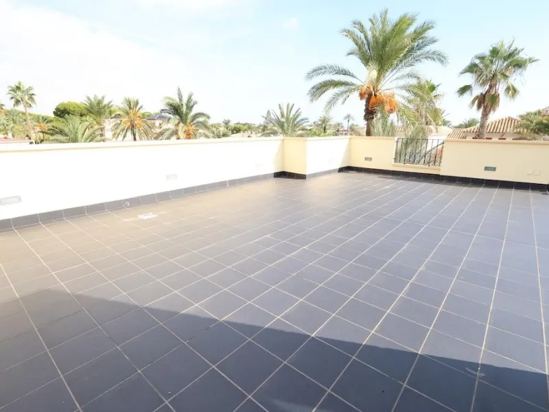 Cabo Roig Detached villa on a 415 m² corner plot with two streets