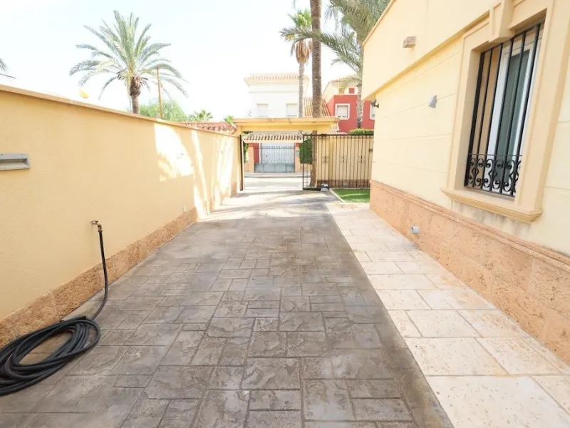 Cabo Roig Detached villa on a 415 m² corner plot with two streets
