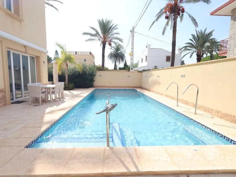 Cabo Roig Detached villa on a 415 m² corner plot with two streets