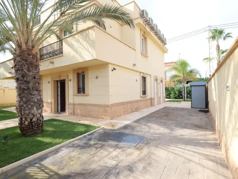 Cabo Roig Detached villa on a 415 m² corner plot with two streets