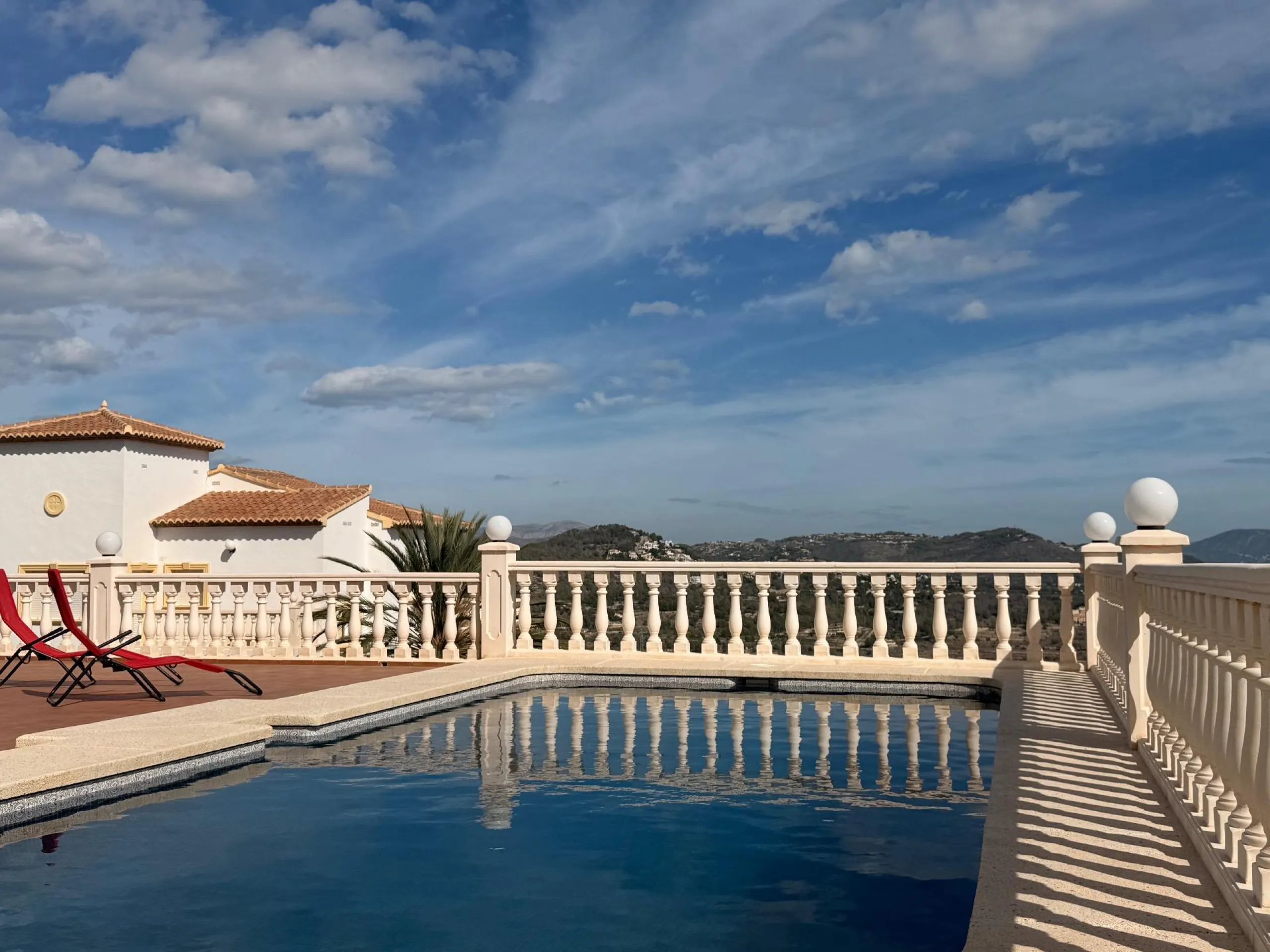 Luz, tranquilidad y vistas al mar – una villa impresionante en Calpe