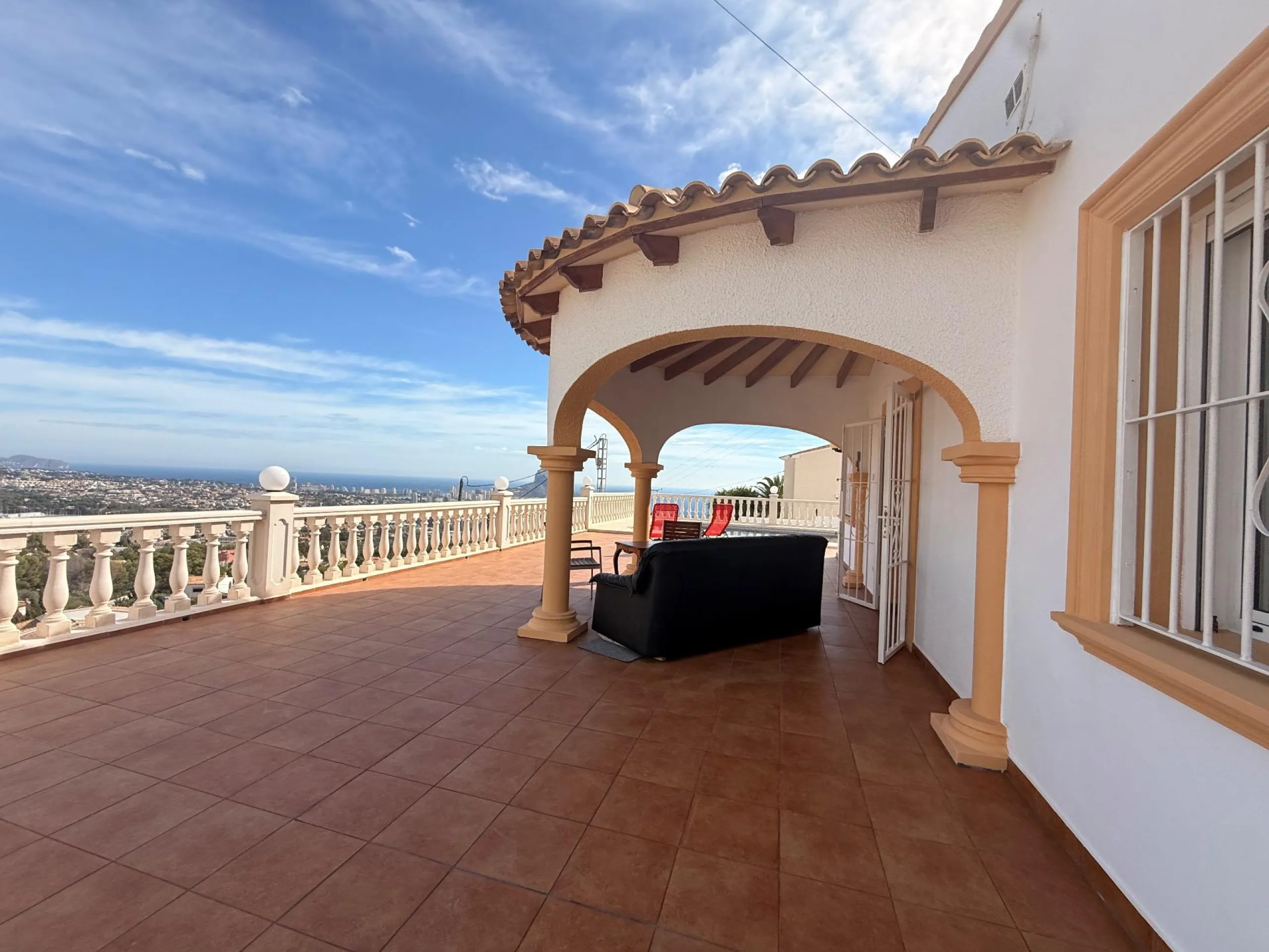 Luz, tranquilidad y vistas al mar – una villa impresionante en Calpe