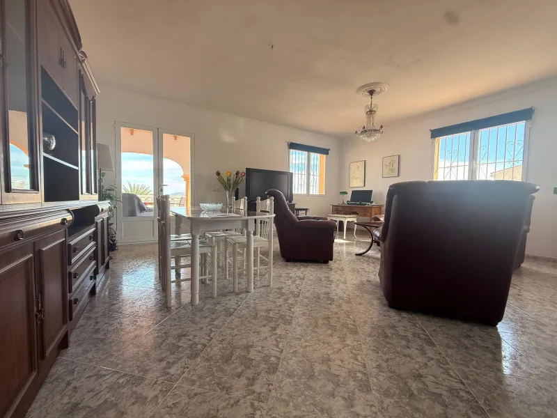 Luz, tranquilidad y vistas al mar – una villa impresionante en Calpe