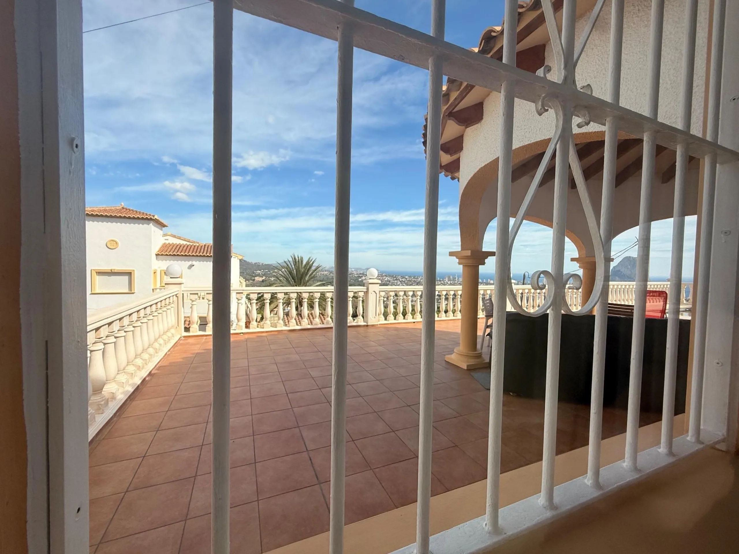 Luz, tranquilidad y vistas al mar – una villa impresionante en Calpe
