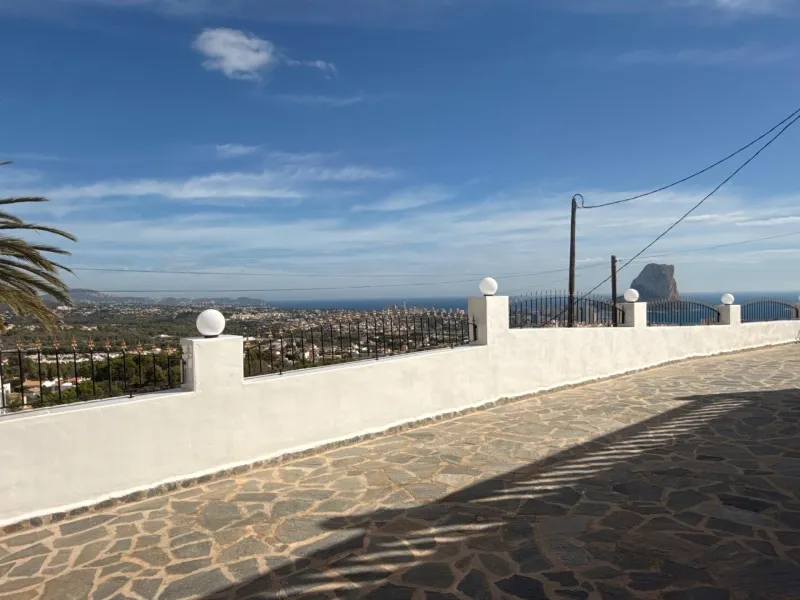 Luz, tranquilidad y vistas al mar – una villa impresionante en Calpe