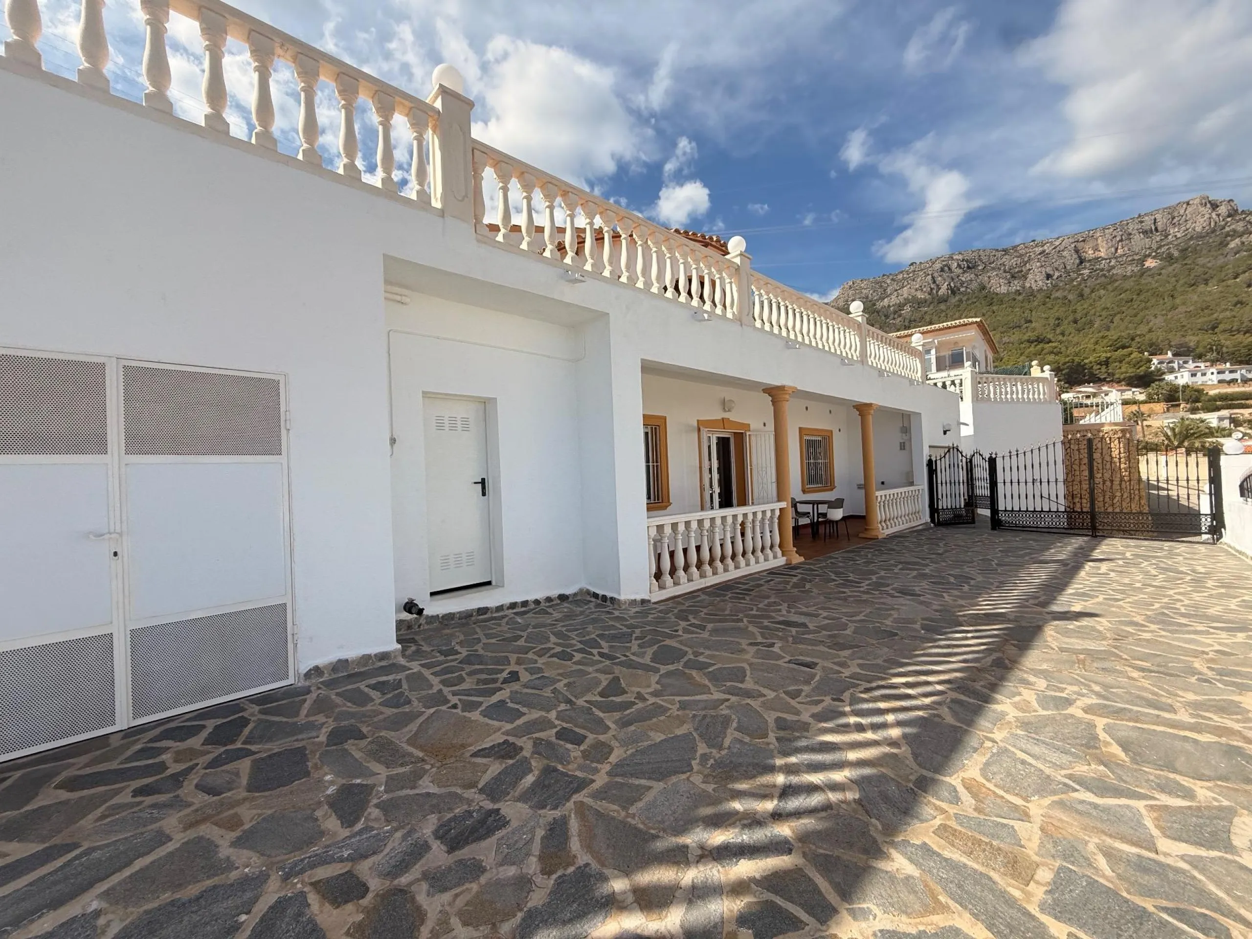 Luz, tranquilidad y vistas al mar – una villa impresionante en Calpe