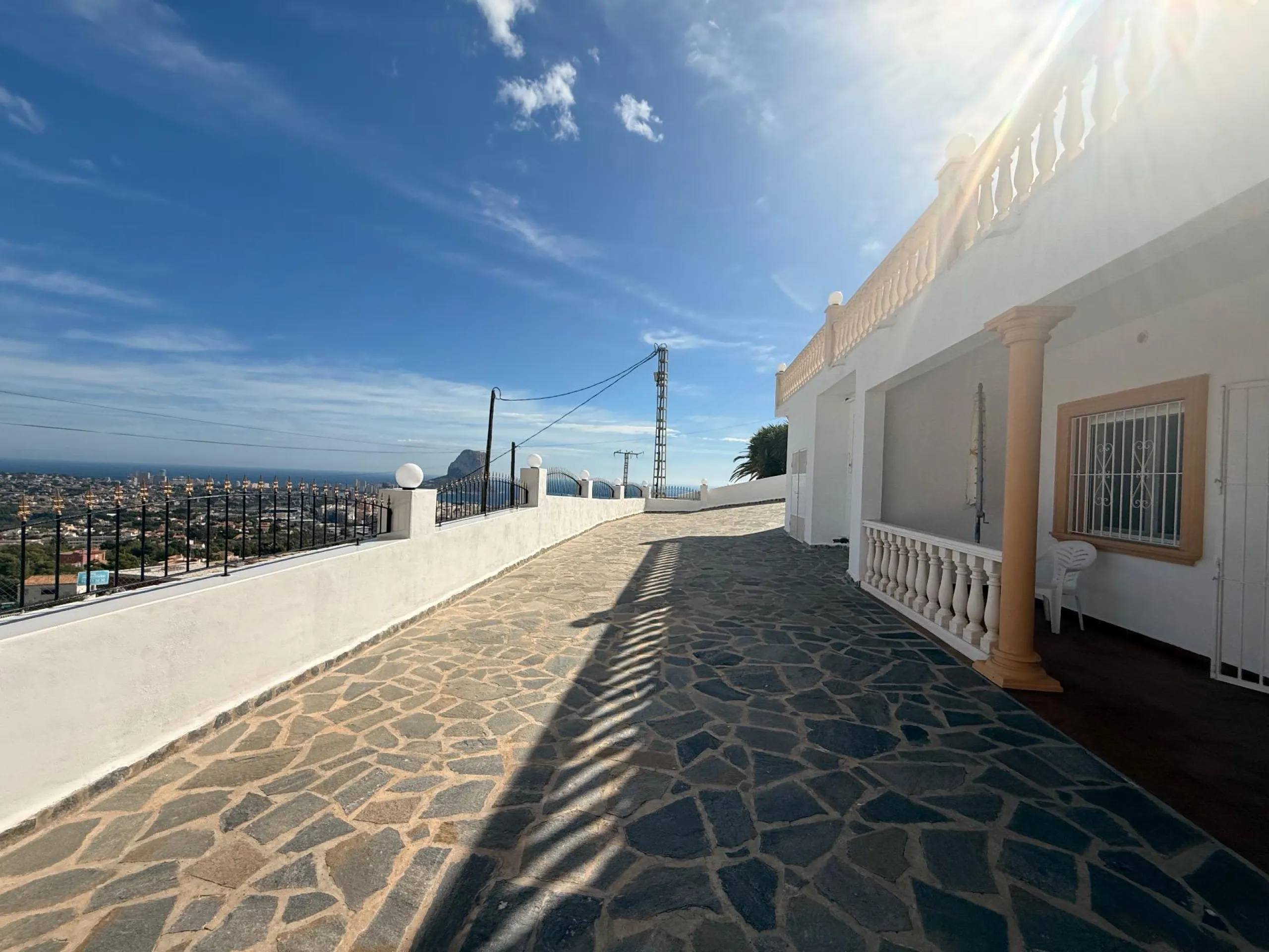 Luz, tranquilidad y vistas al mar – una villa impresionante en Calpe