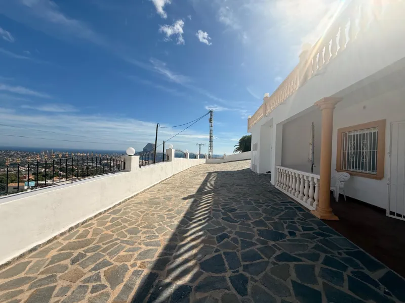 Luz, tranquilidad y vistas al mar – una villa impresionante en Calpe