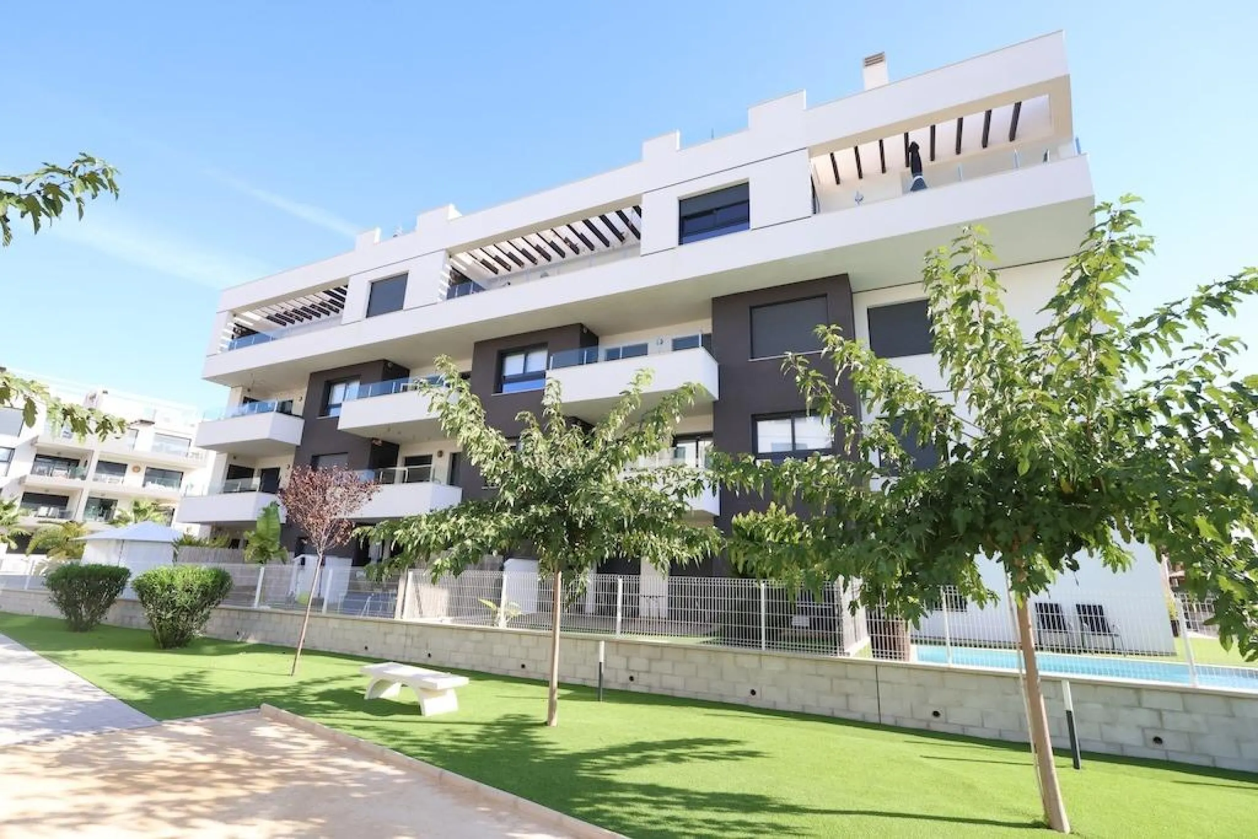 Modern & Move-In Ready Apartment in Villamartin