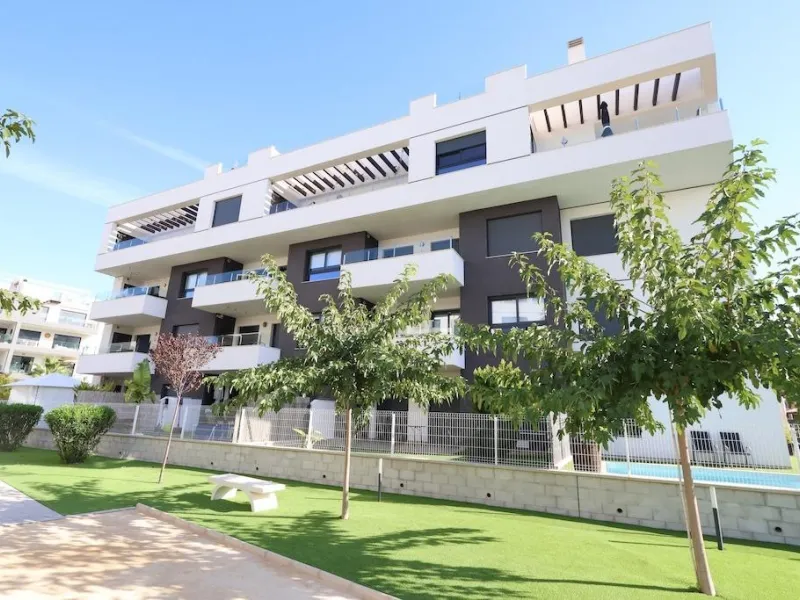 Modern & Move-In Ready Apartment in Villamartin