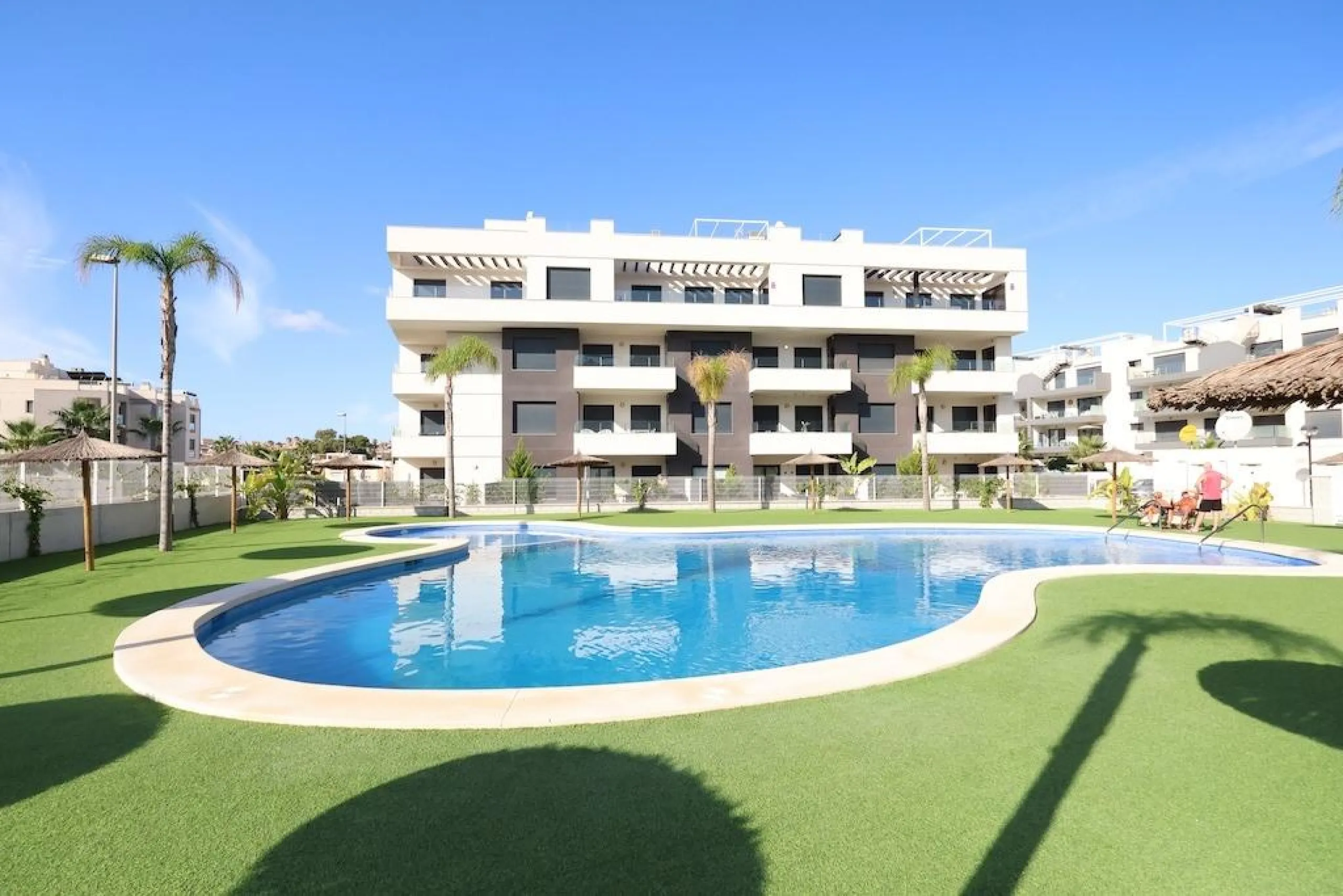 Modern & Move-In Ready Apartment in Villamartin