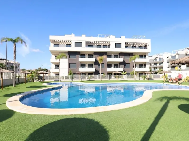 Modern & Move-In Ready Apartment in Villamartin