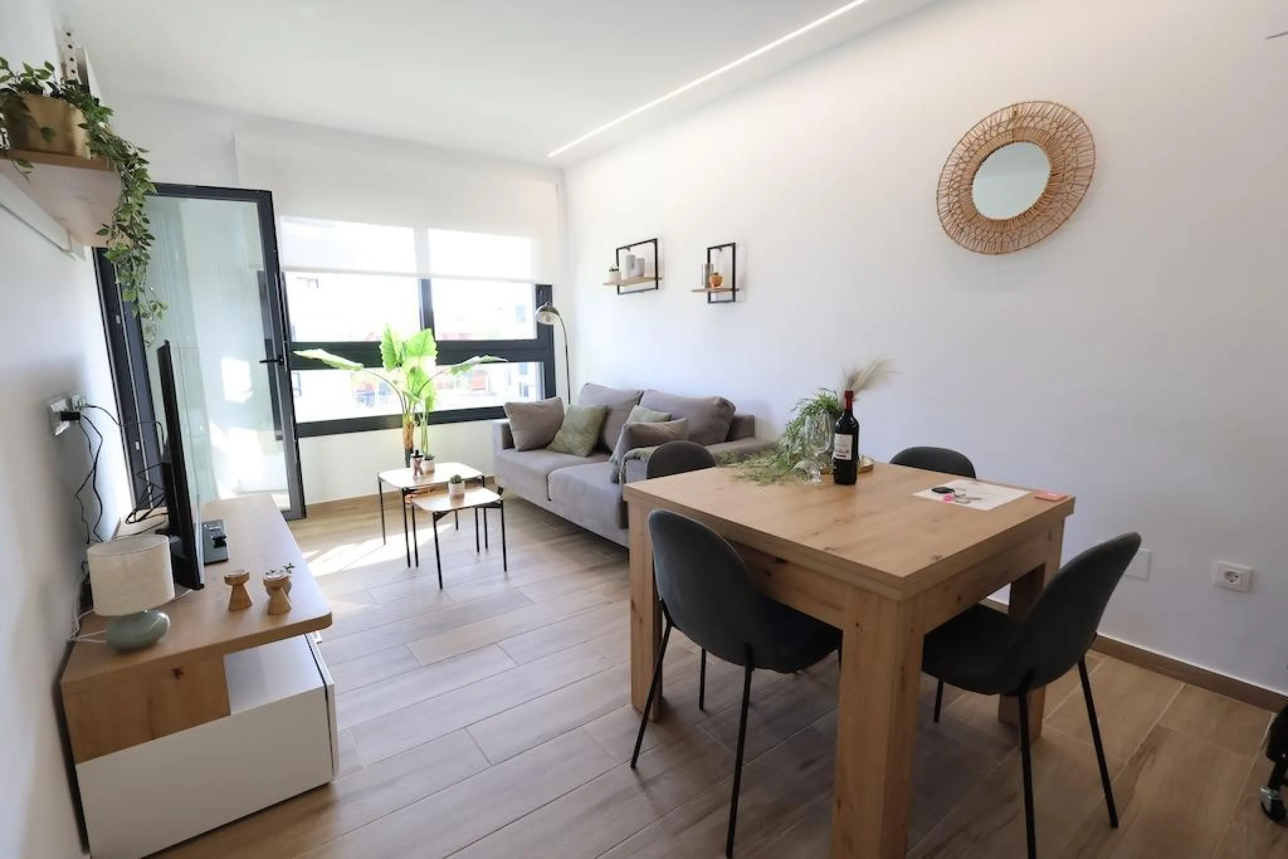 Modern & Move-In Ready Apartment in Villamartin