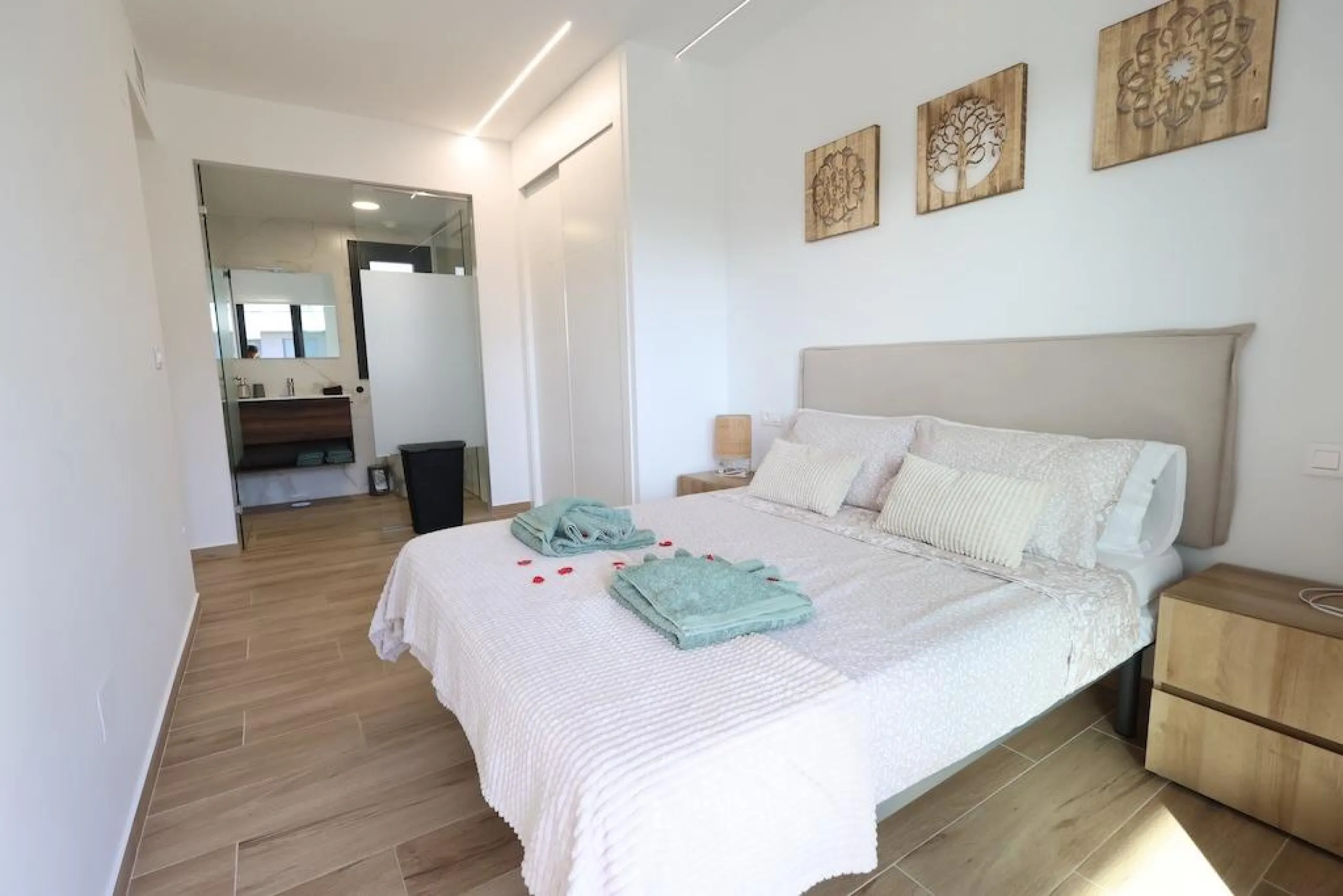 Modern & Move-In Ready Apartment in Villamartin