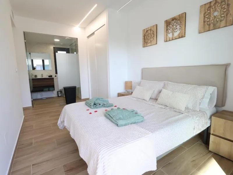 Modern & Move-In Ready Apartment in Villamartin