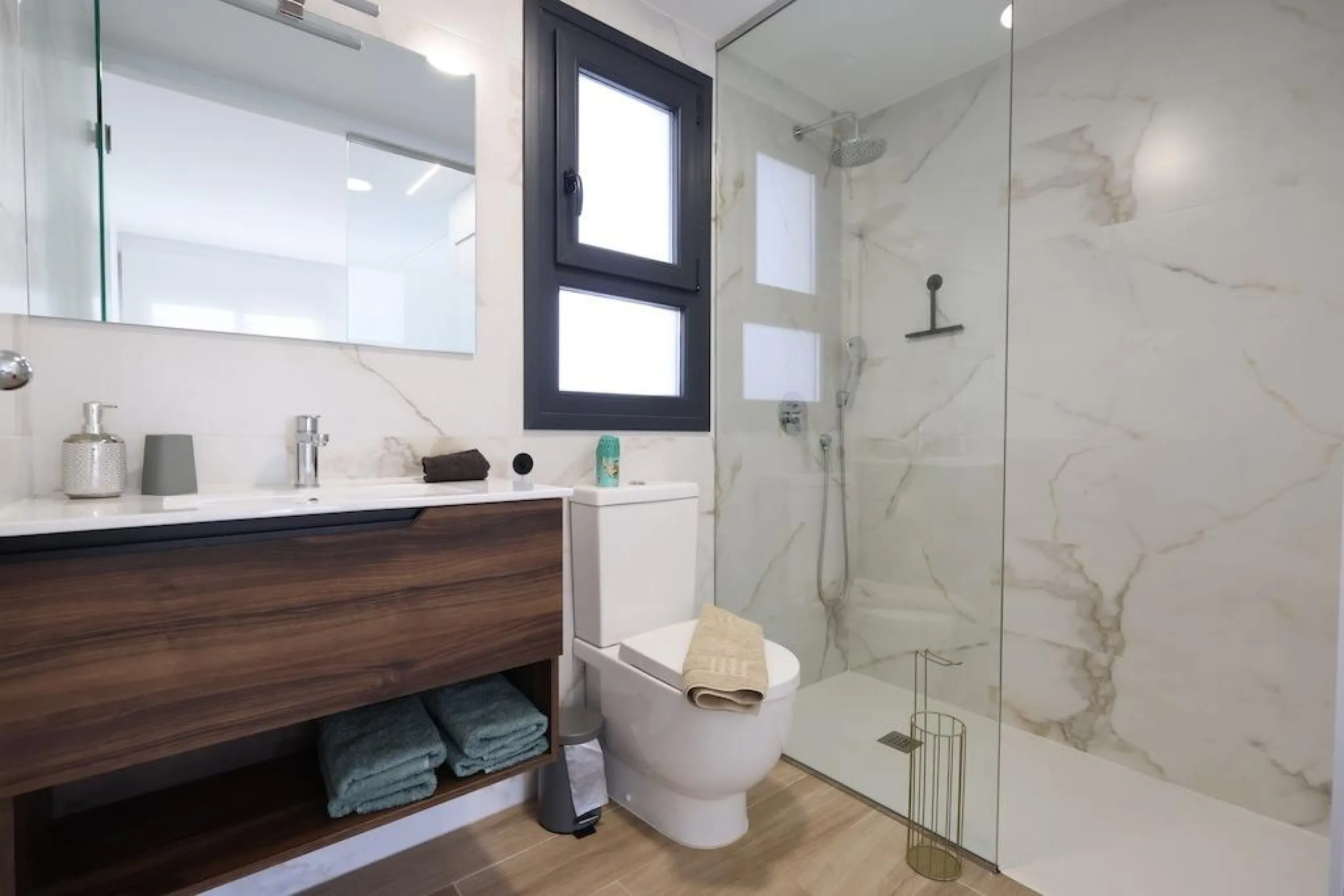 Modern & Move-In Ready Apartment in Villamartin