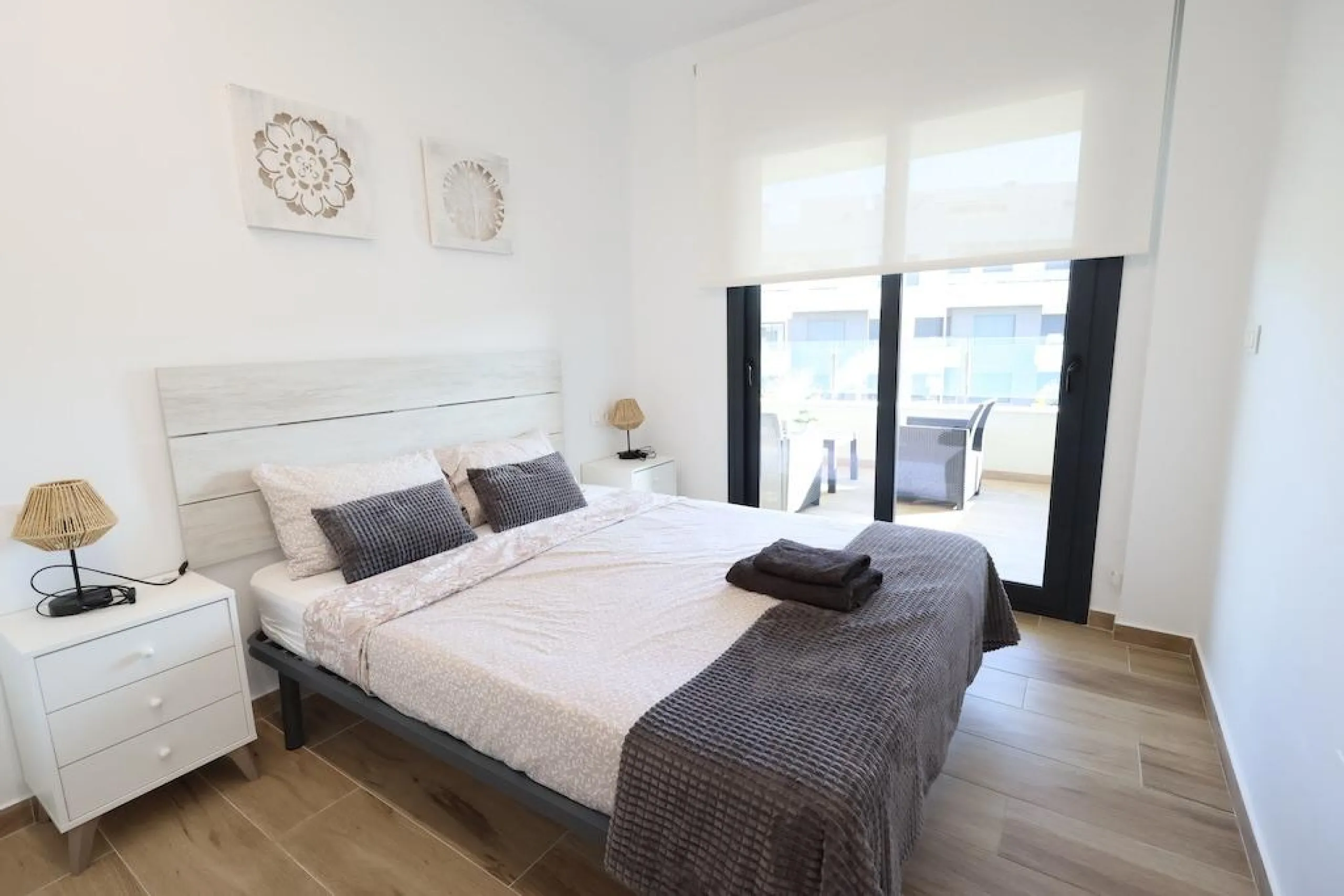 Modern & Move-In Ready Apartment in Villamartin