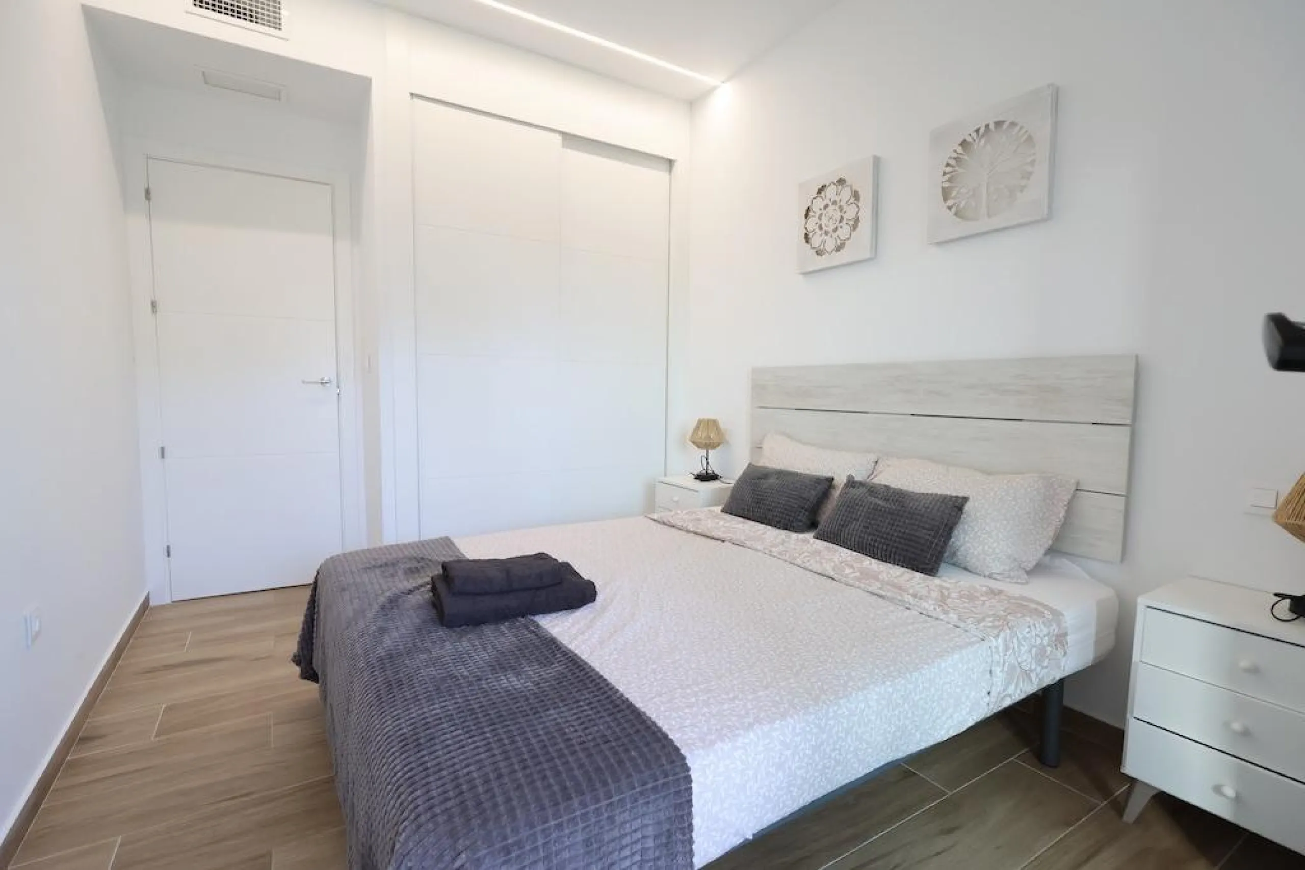Modern & Move-In Ready Apartment in Villamartin