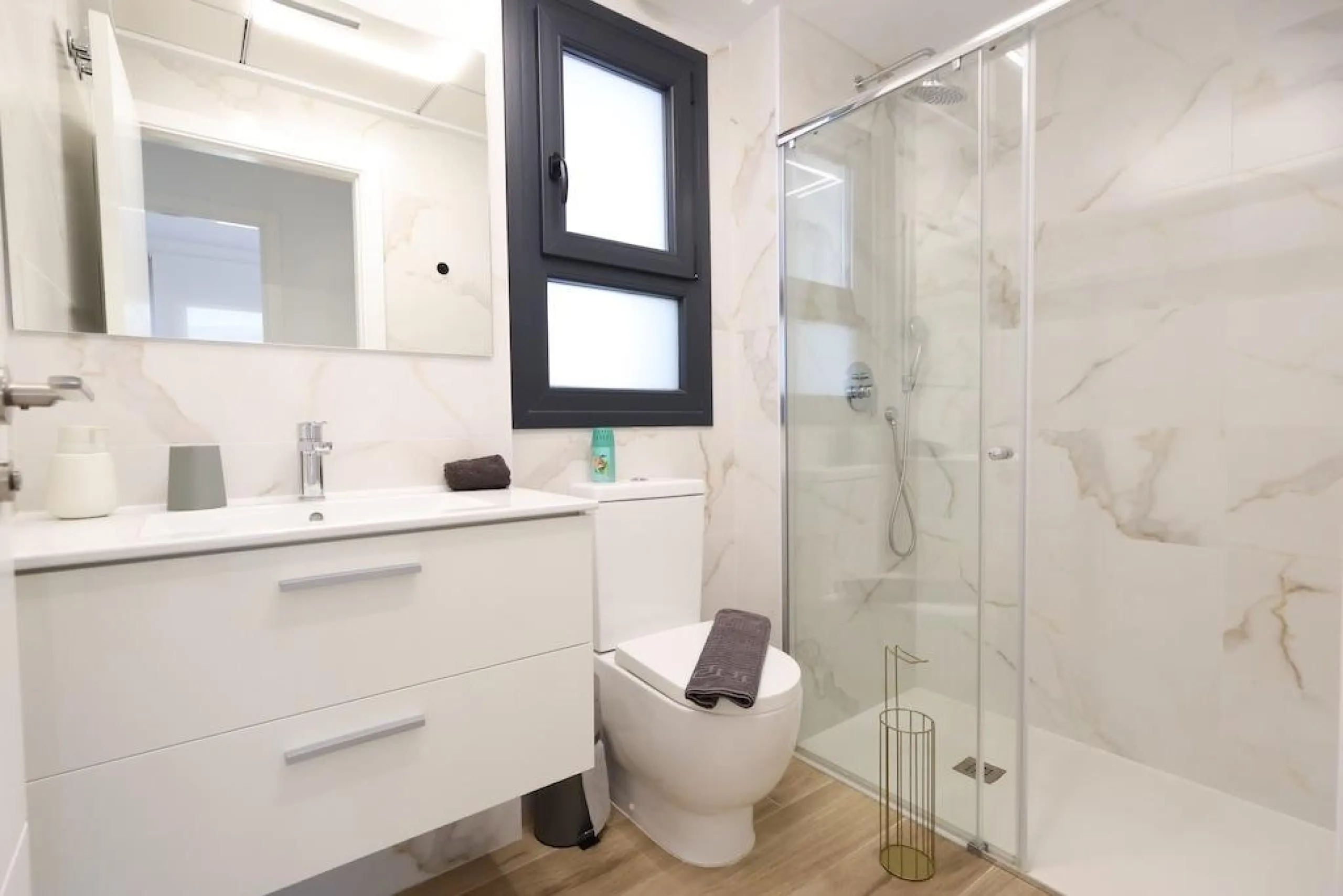 Modern & Move-In Ready Apartment in Villamartin