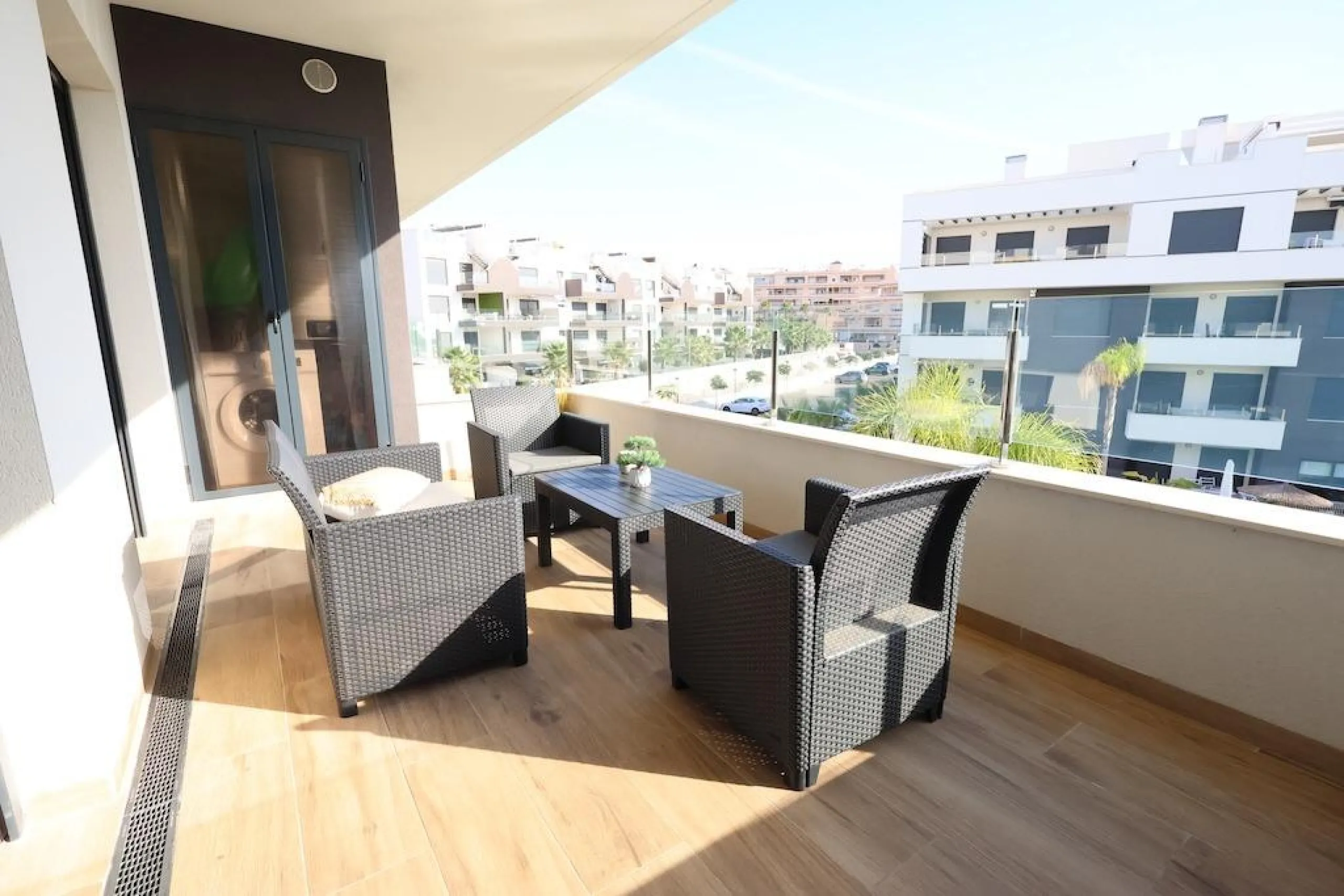 Modern & Move-In Ready Apartment in Villamartin