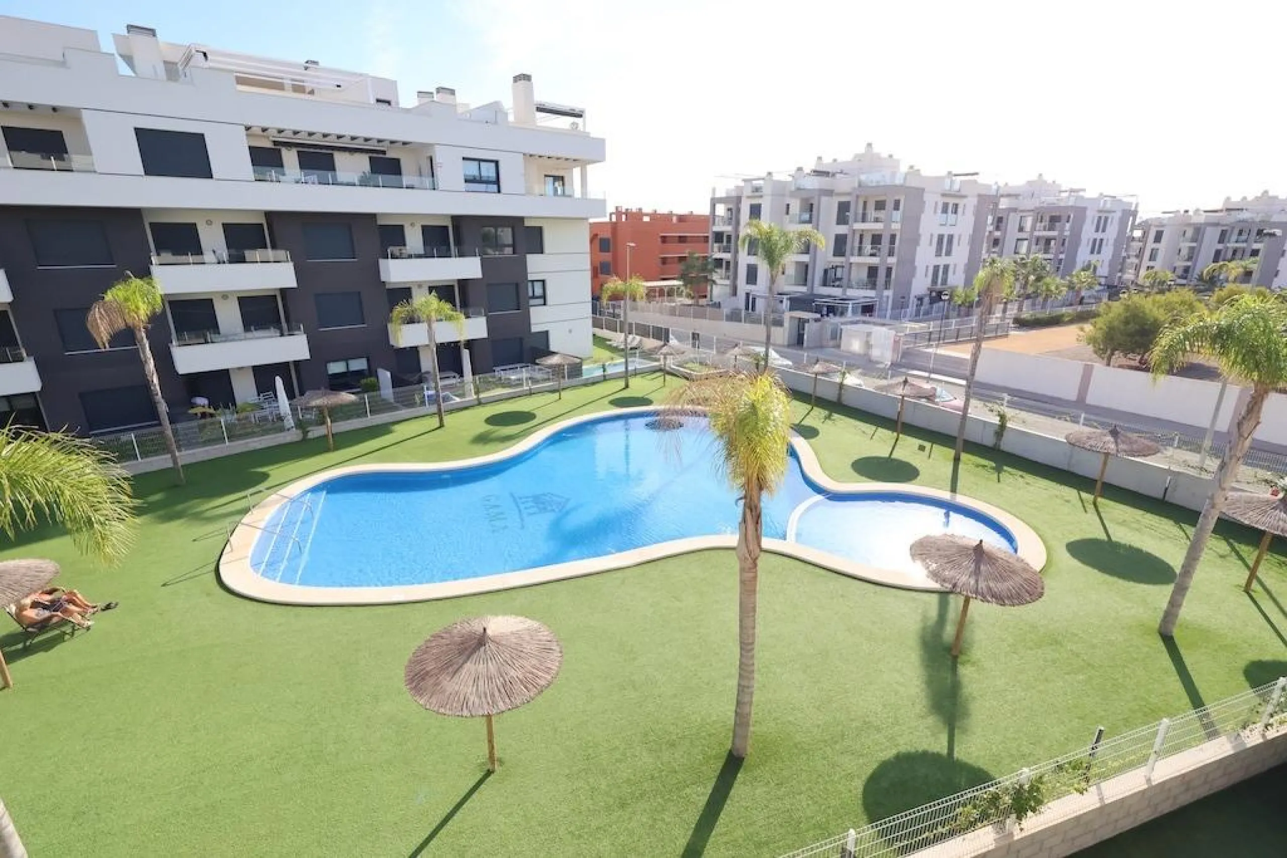 Modern & Move-In Ready Apartment in Villamartin