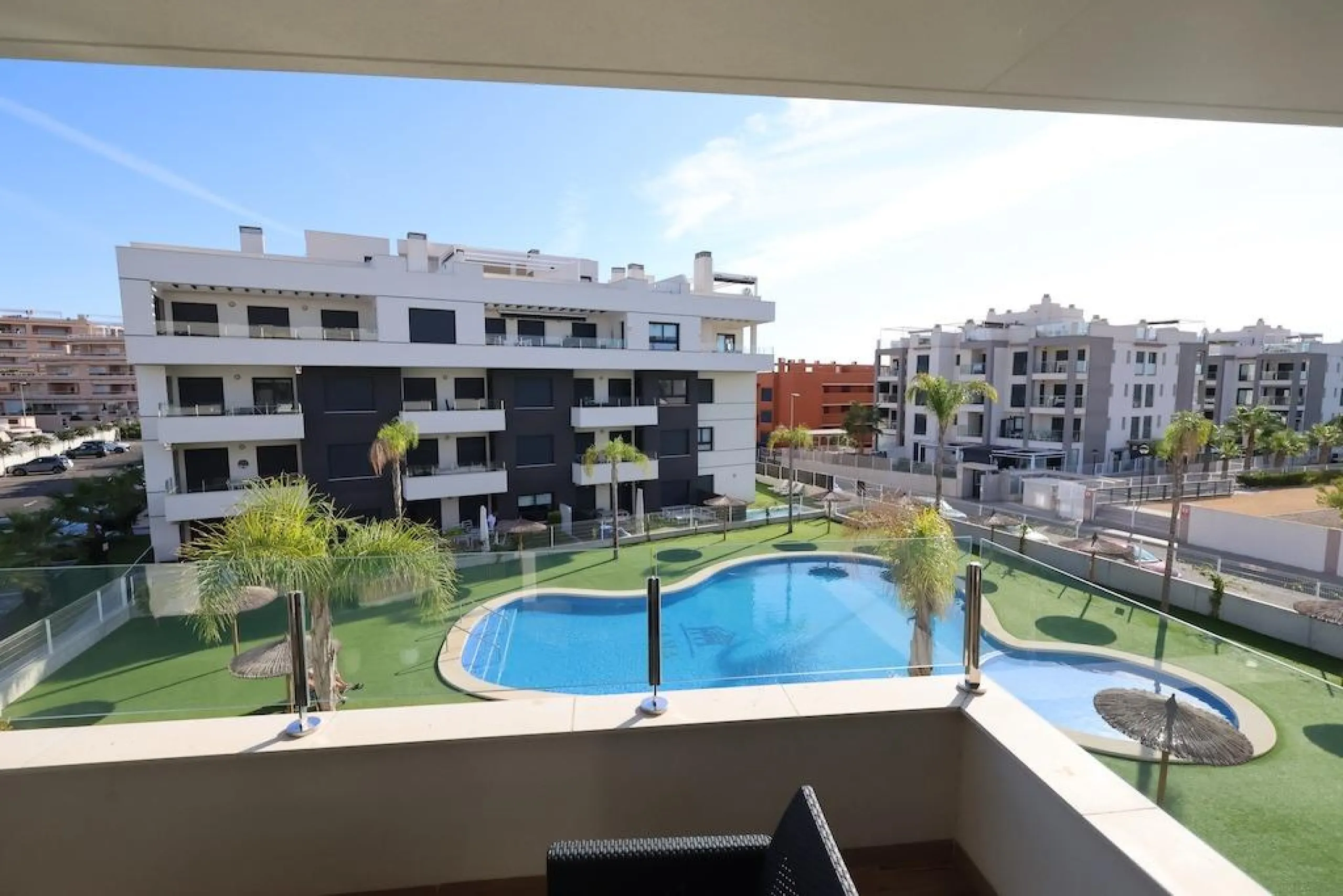 Modern & Move-In Ready Apartment in Villamartin