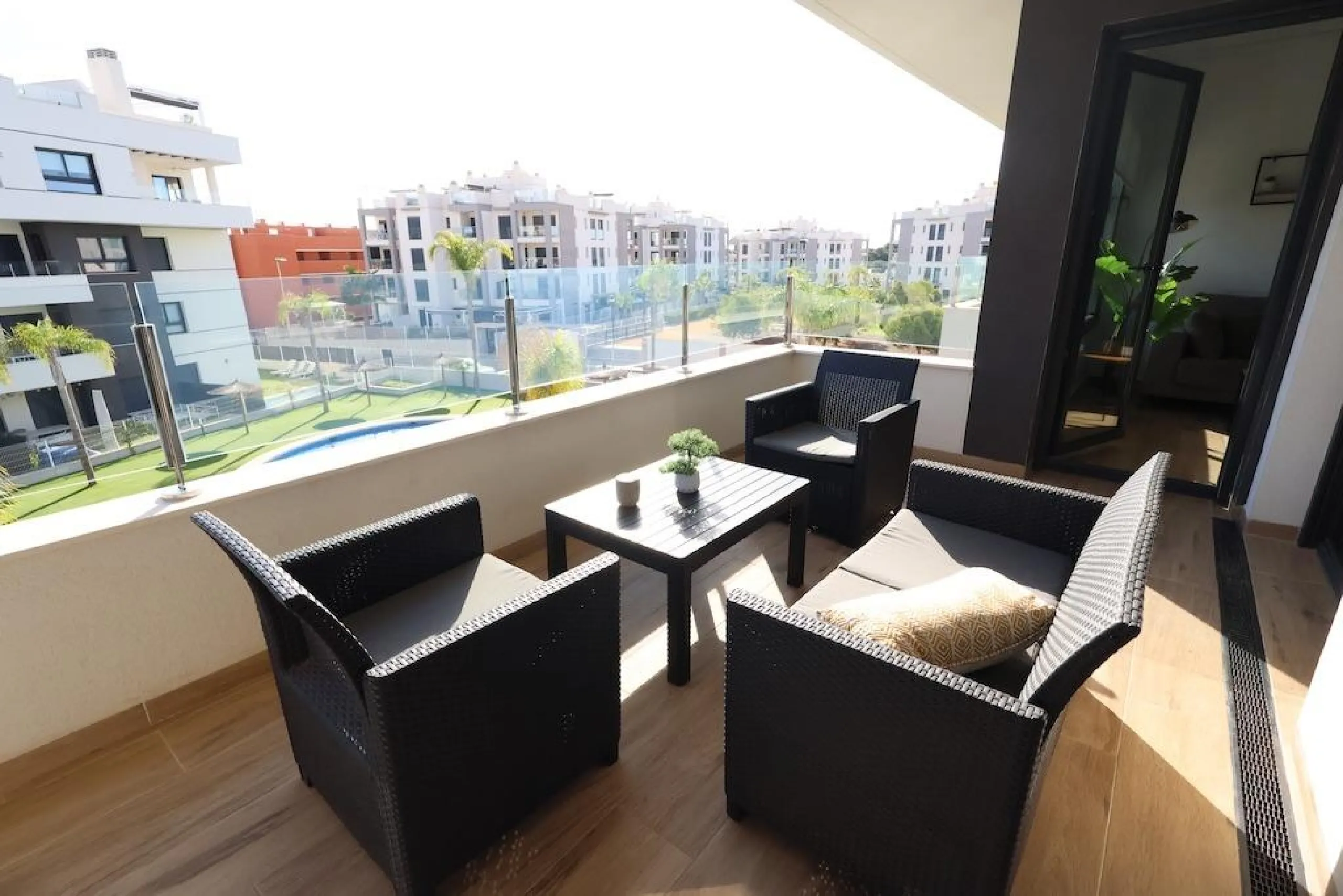 Modern & Move-In Ready Apartment in Villamartin