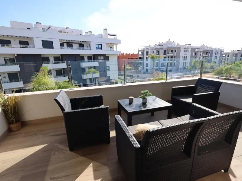 Modern & Move-In Ready Apartment in Villamartin