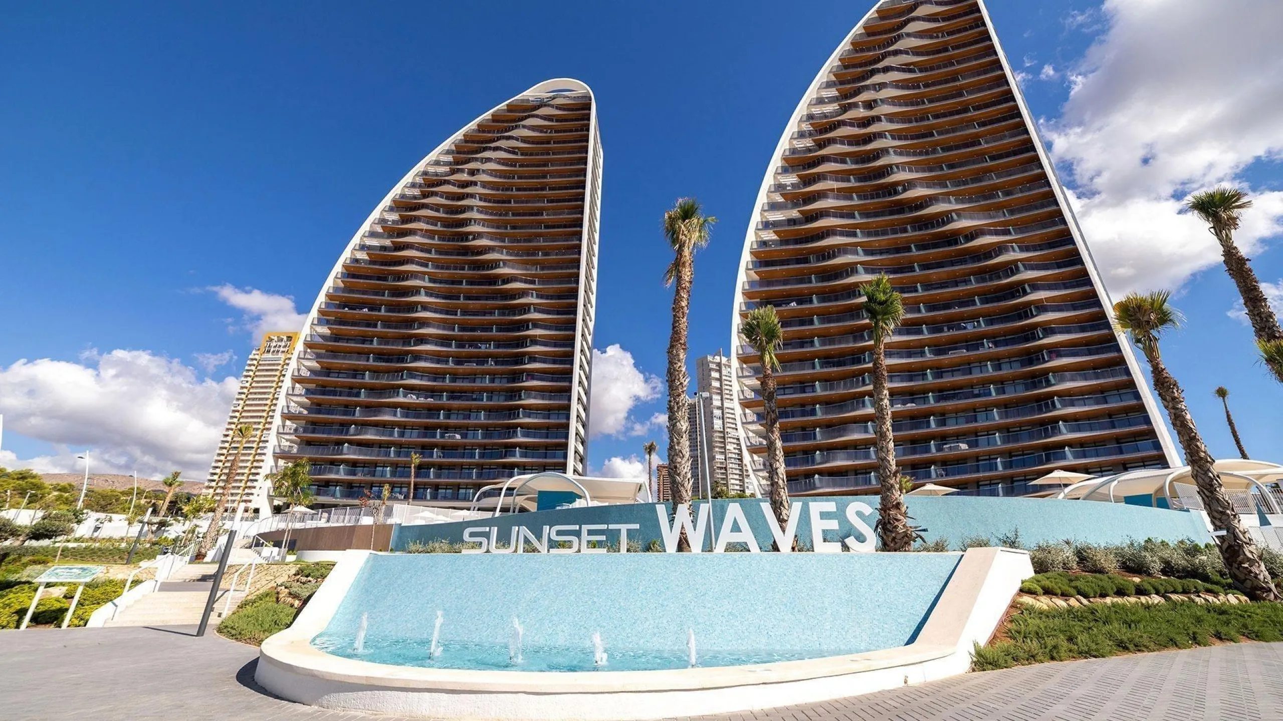 Роскошный трехкомнатный апартамент в жилом комплексе Sunset Waves на 17 этаже с потрясающими видами на море