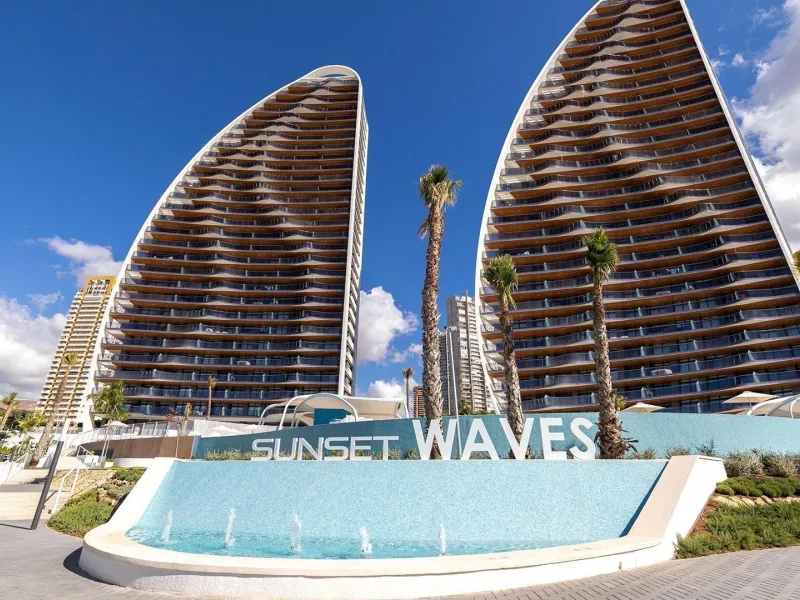 Роскошный трехкомнатный апартамент в жилом комплексе Sunset Waves на 17 этаже с потрясающими видами на море