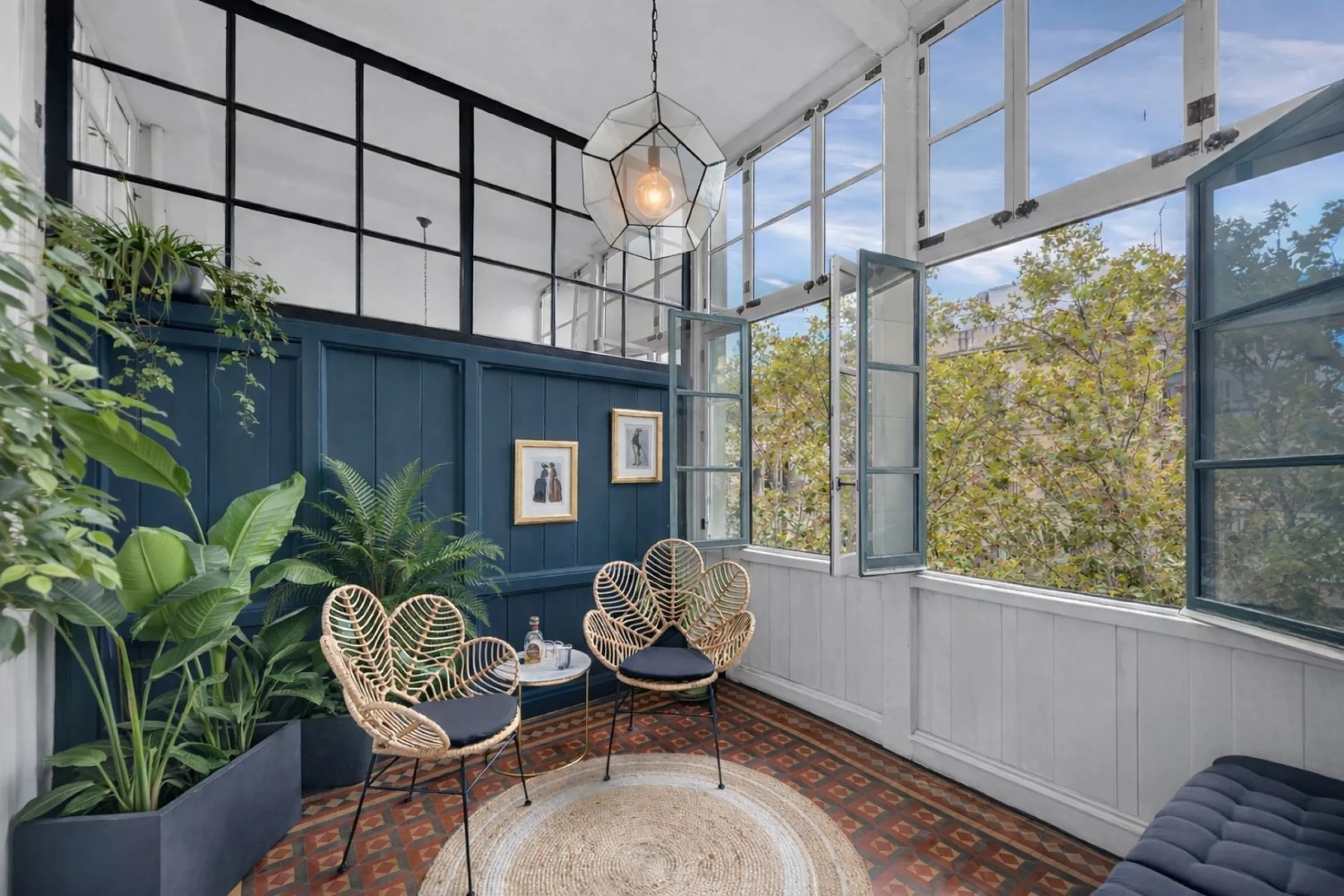 Vivienda reformada con galería y techos altos junto al Arc de Triomf, Barcelona