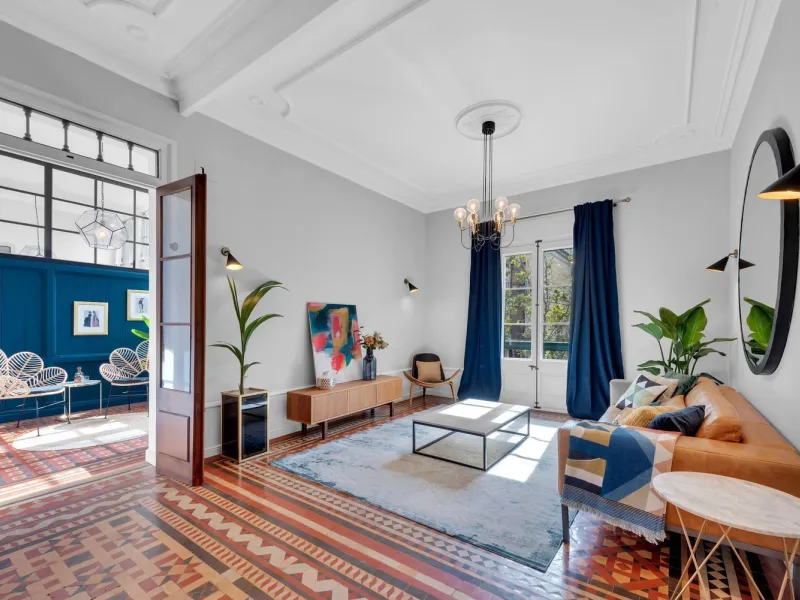 Vivienda reformada con galería y techos altos junto al Arc de Triomf, Barcelona