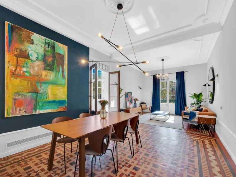 Vivienda reformada con galería y techos altos junto al Arc de Triomf, Barcelona