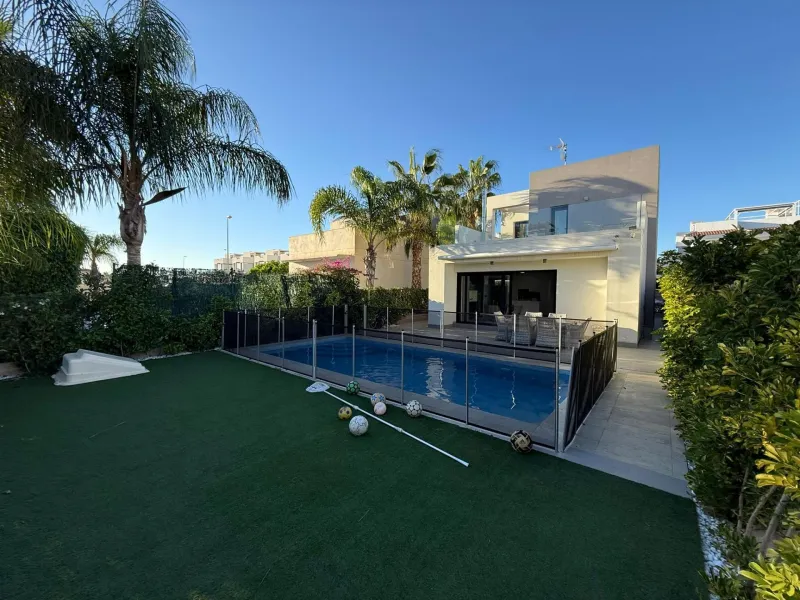 Magnificent detached villa with a plot of 300 m2