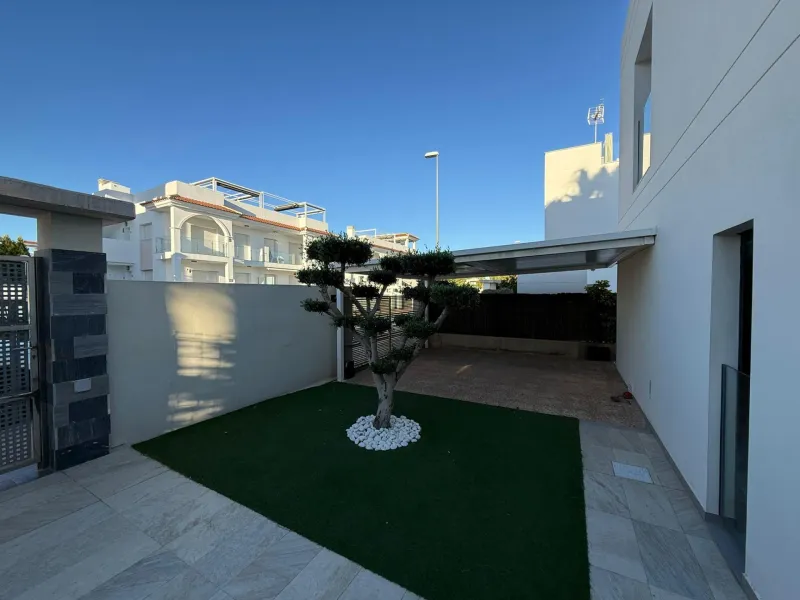 Magnificent detached villa with a plot of 300 m2