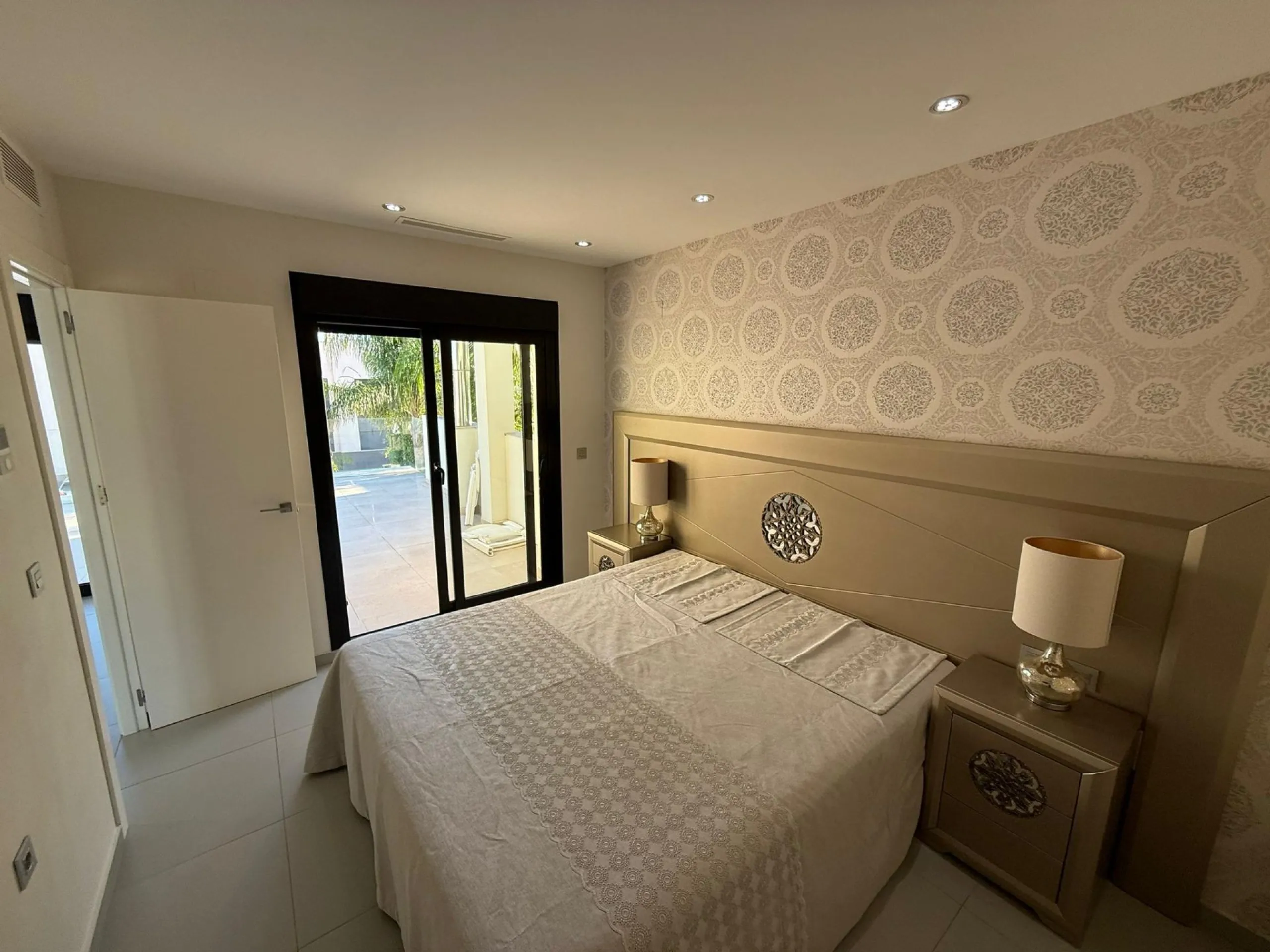 Magnificent detached villa with a plot of 300 m2
