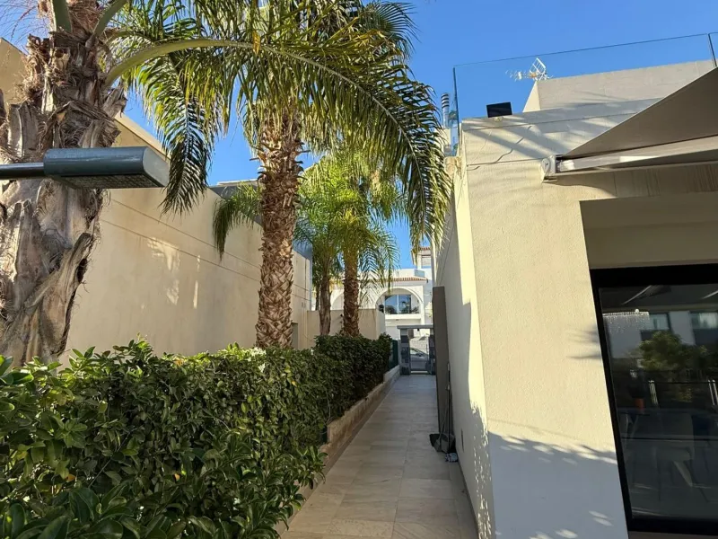 Magnificent detached villa with a plot of 300 m2