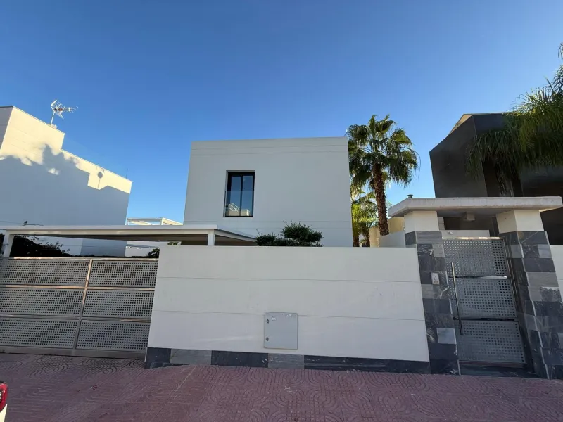 Magnificent detached villa with a plot of 300 m2